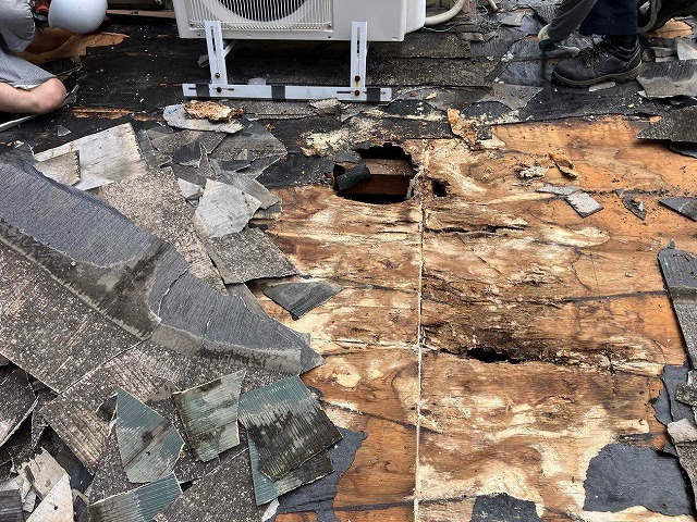 東郷町で下屋根の葺き替え工事、野地板をメンテナンス後に瓦棒板金で施工を完了
